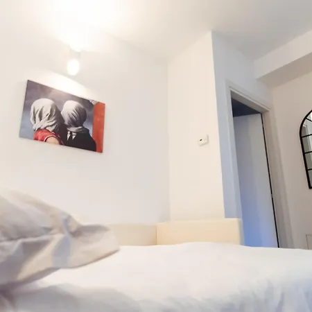 Exclusive - Magritte Style